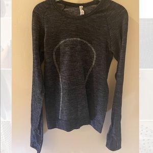 Lululemon long sleeve shirt Sz 10 EUC finger holes
